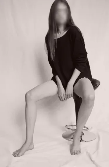 Alexandra, 28
