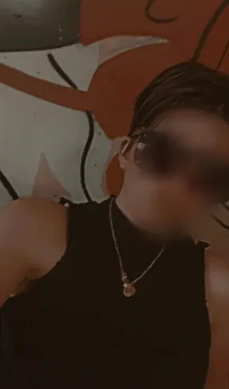 Manuela, 23